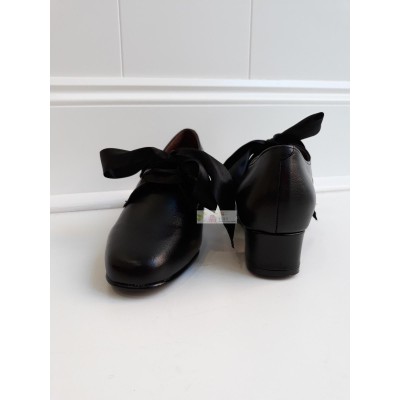 ZAPATO ASTURIANA CON LAZO